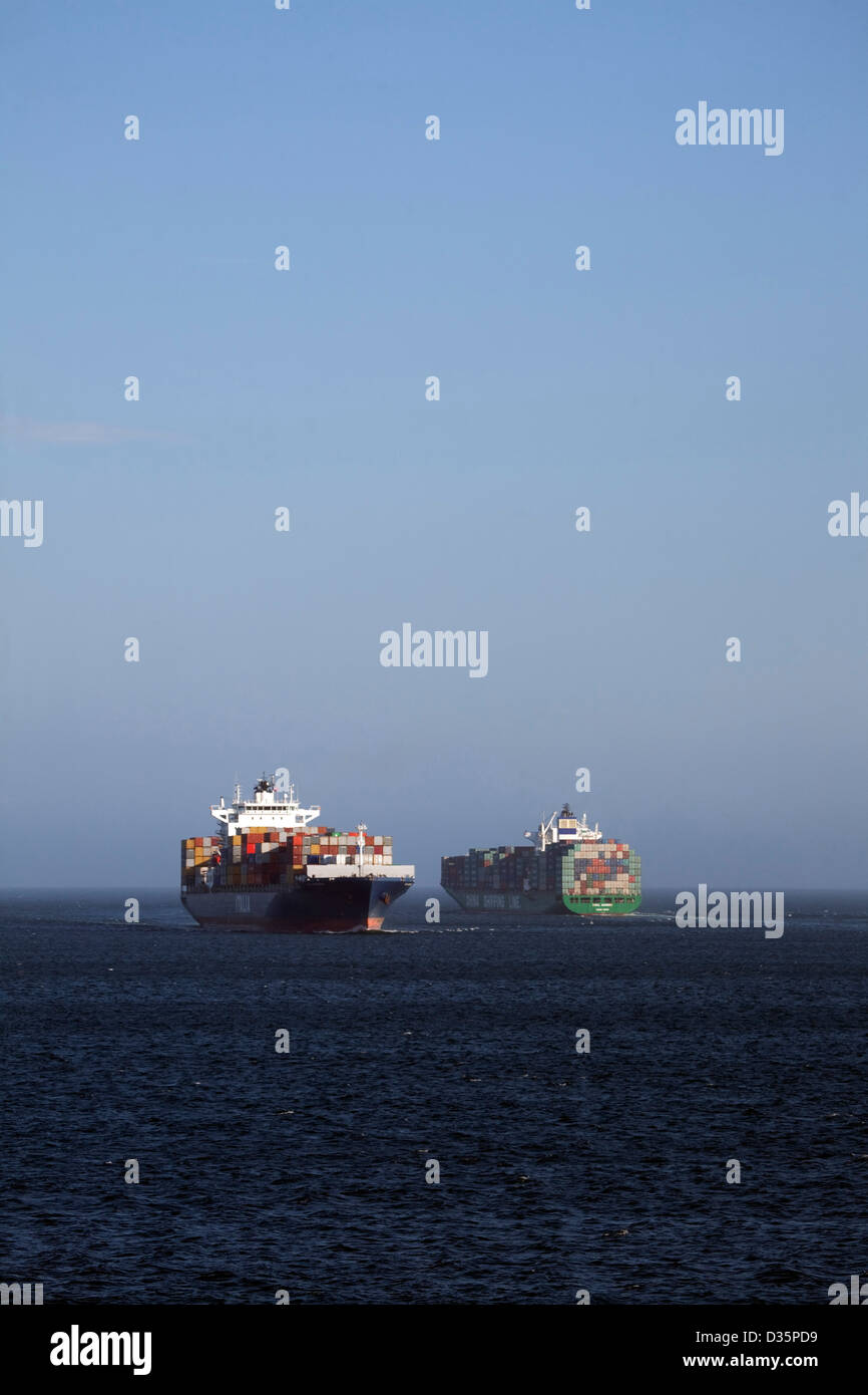 Due Panamax Contenitore classe delle navi in arrivo e in partenza a Port Botany Sydney Australia Foto Stock