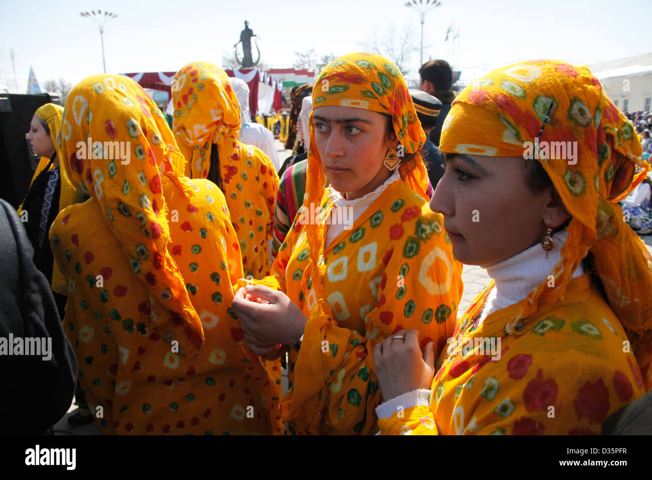 Le ragazze in abiti etnici in una celebrazione Navruz vicino a Dushanbe, Tagikistan Foto Stock