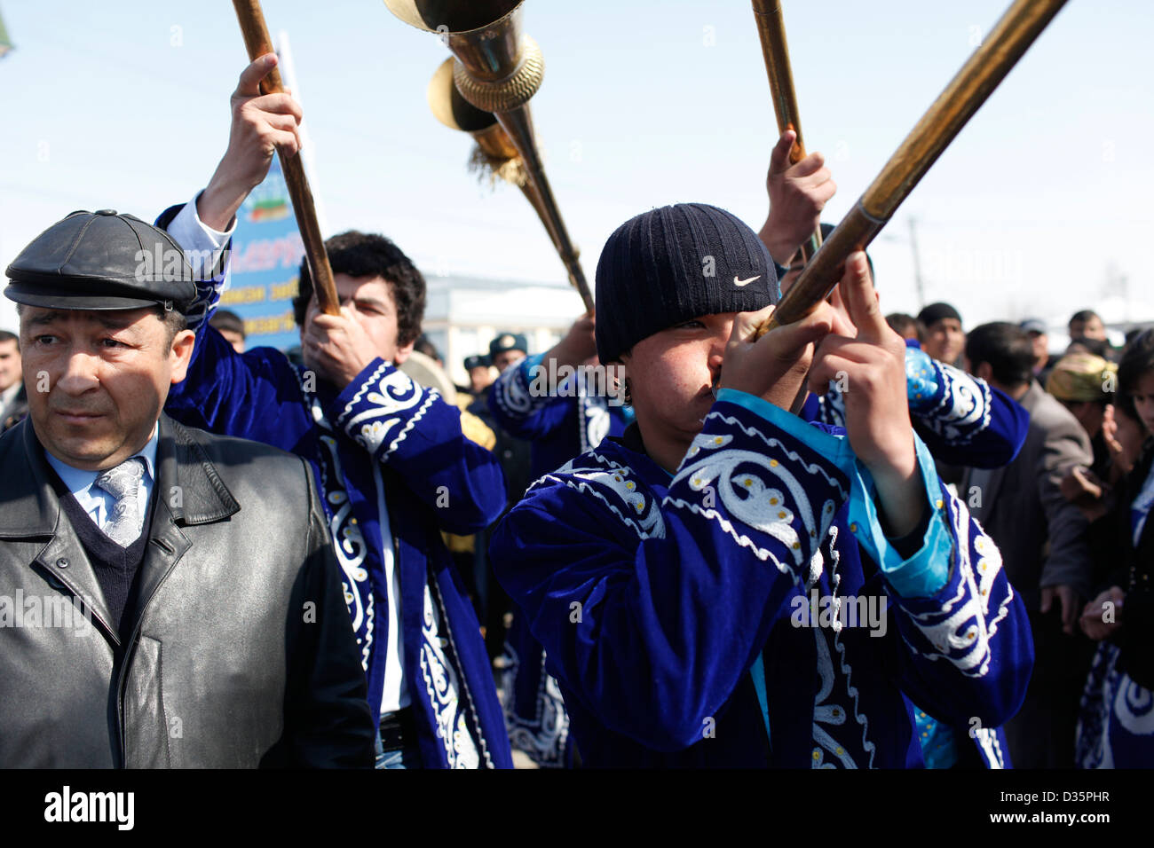 Uomini tagiko corni di soffiaggio ad una celebrazione Navruz vicino a Dushanbe, Tagikistan Foto Stock