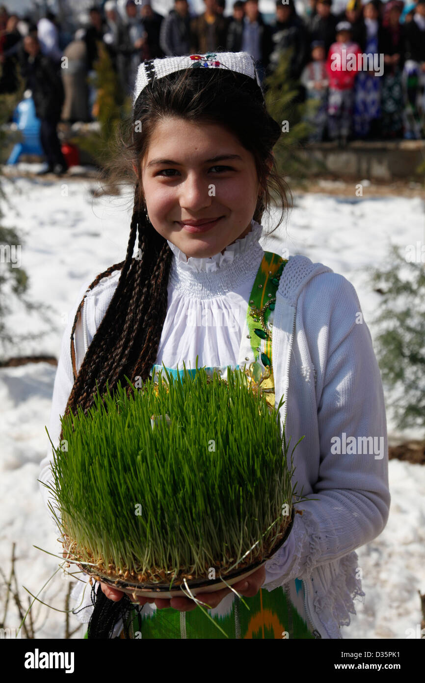 Ragazza alla molla Navruz celebrazione vicino a Dushanbe, Tagikistan Foto Stock