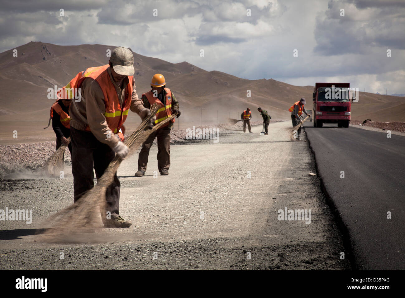Strada cinese operai edili pavimentazione di una strada da Sary Tash, Kirghizistan al Irkeshtam valico di frontiera con la Cina Foto Stock