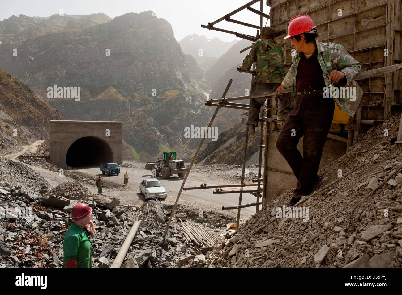 Strada cinese operai edili Costruzione di pavimentazione di strade e tunnel da Dushanbe a Khujand. Tagikistan Foto Stock