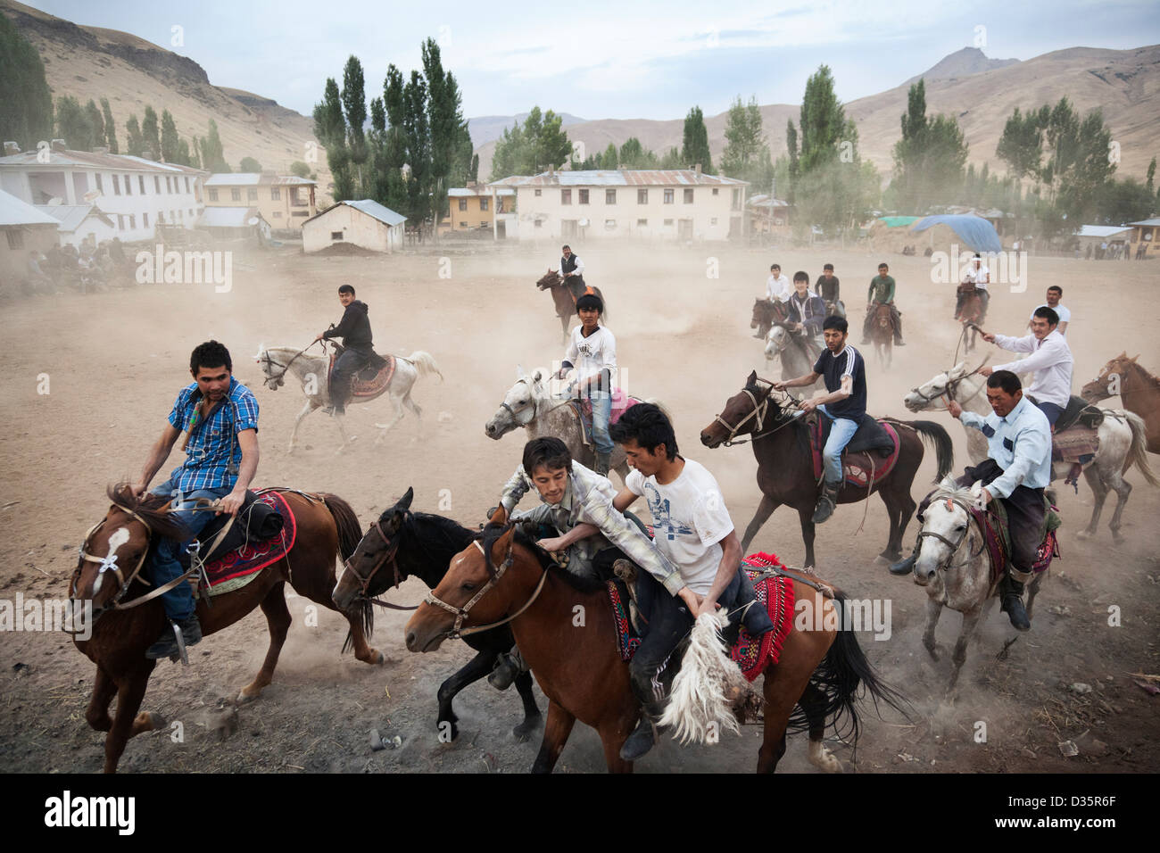 Giovani gioco del Kirghizistan ulak tartysh (buzkashi) nel villaggio di reinsediamento di Ulupamir, Turchia orientale. Foto Stock