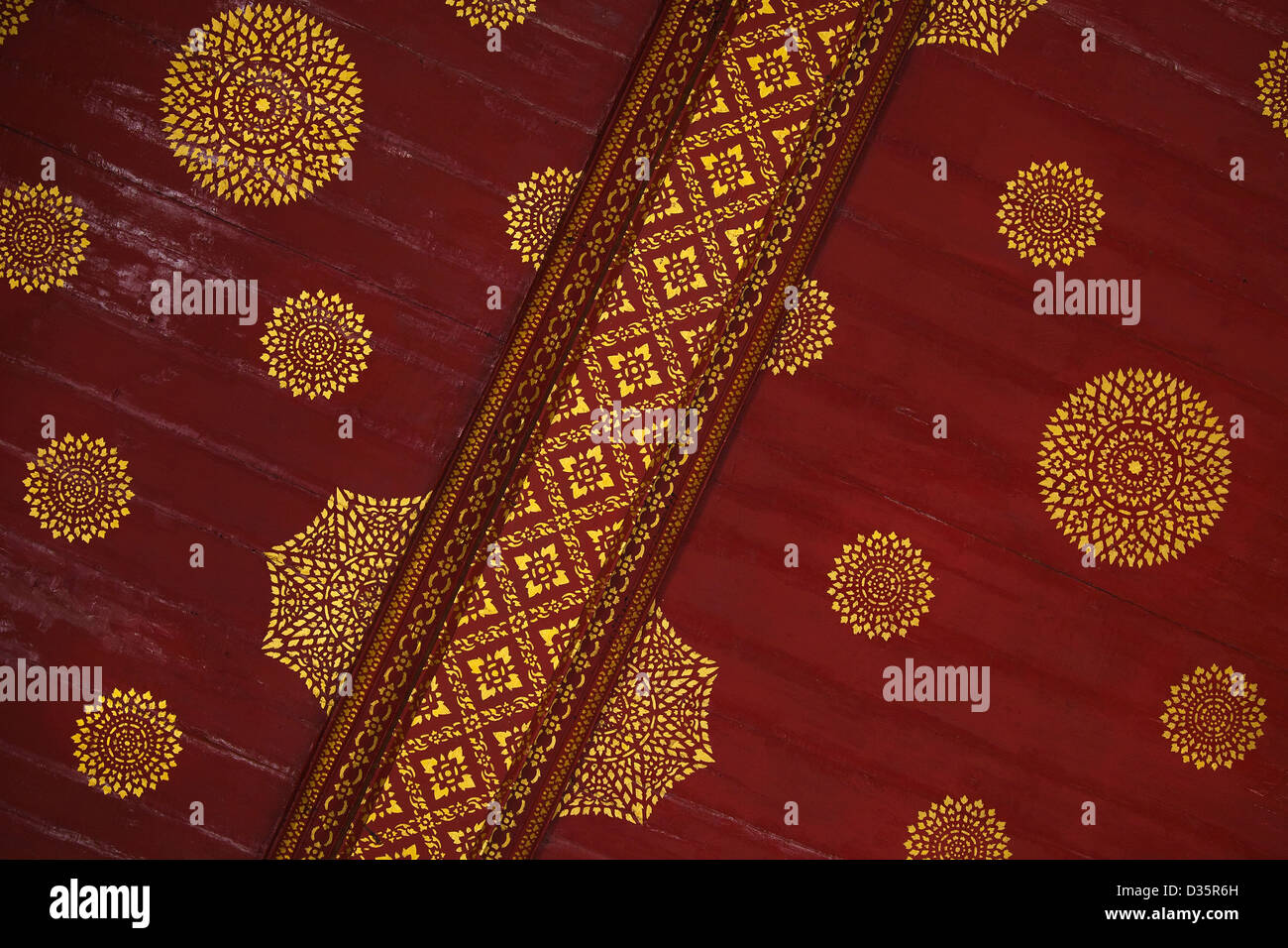 Tempio della Thailandia, Bangkok cultura soffitto con dettaglio in oro e rosso a Wat Po in BKK Foto Stock