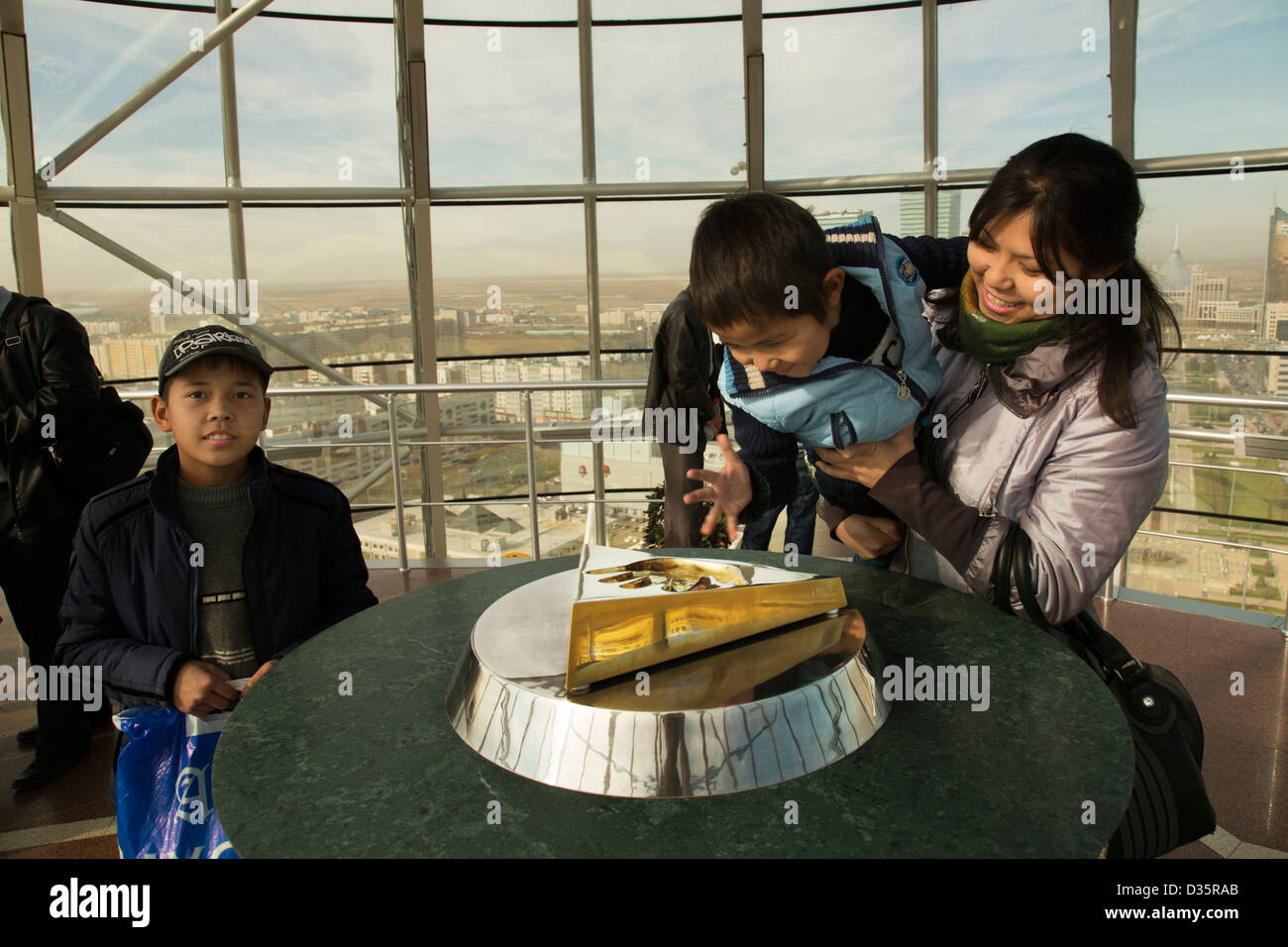 I visitatori alla sommità della torre Baiterek con un handprint del presidente kazako Nursultan Nazarbayev al di sopra di Astana, Kazakistan Foto Stock
