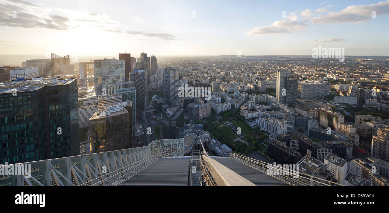 Primo Tour di Parigi, Parigi, Francia. Architetto: Kohn Pedersen Fox Associates (KPF), 2011. Vista da sopra con la Défense skyline e Foto Stock