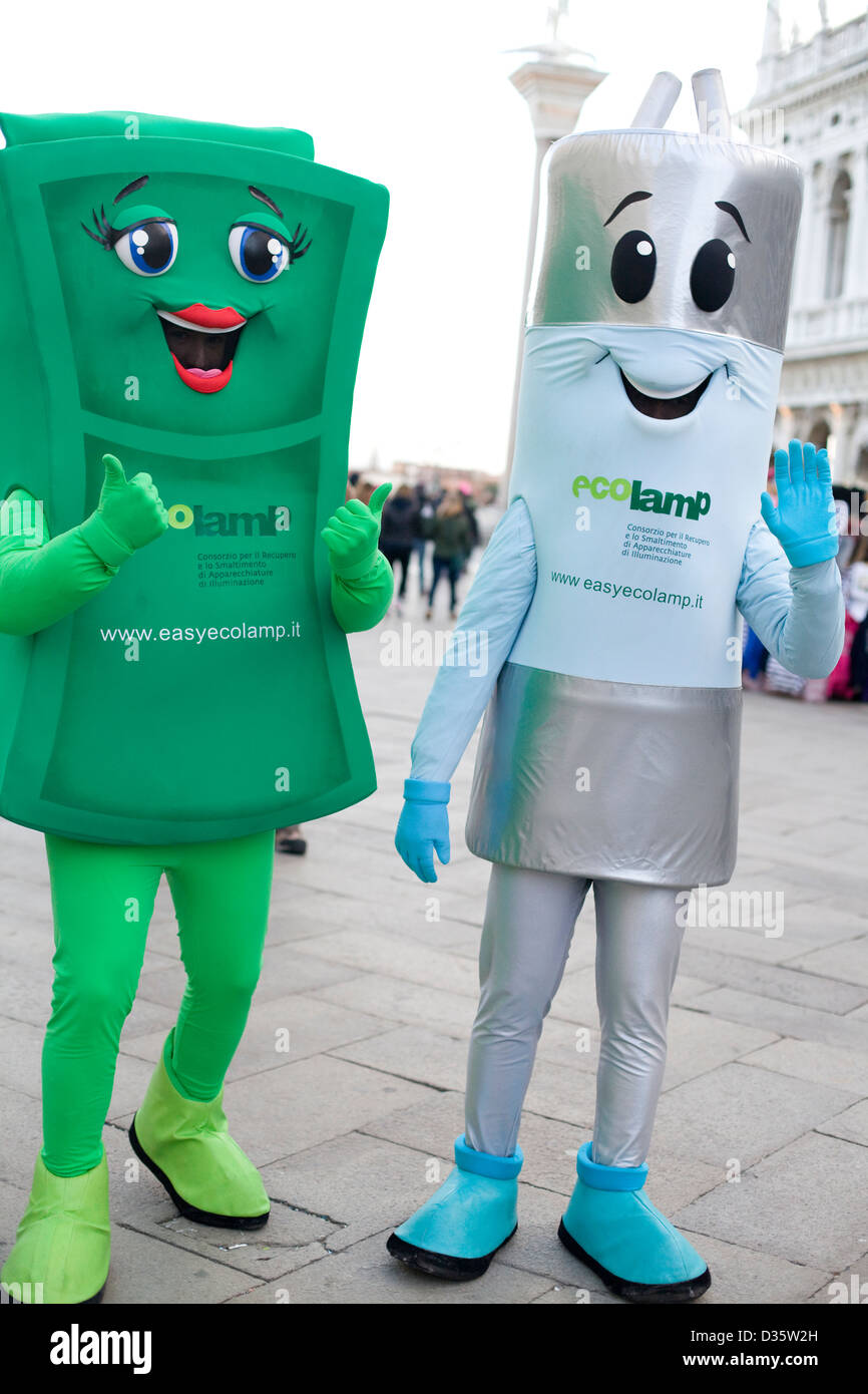Due persone vestite di Eco Costumi della lampada Foto Stock