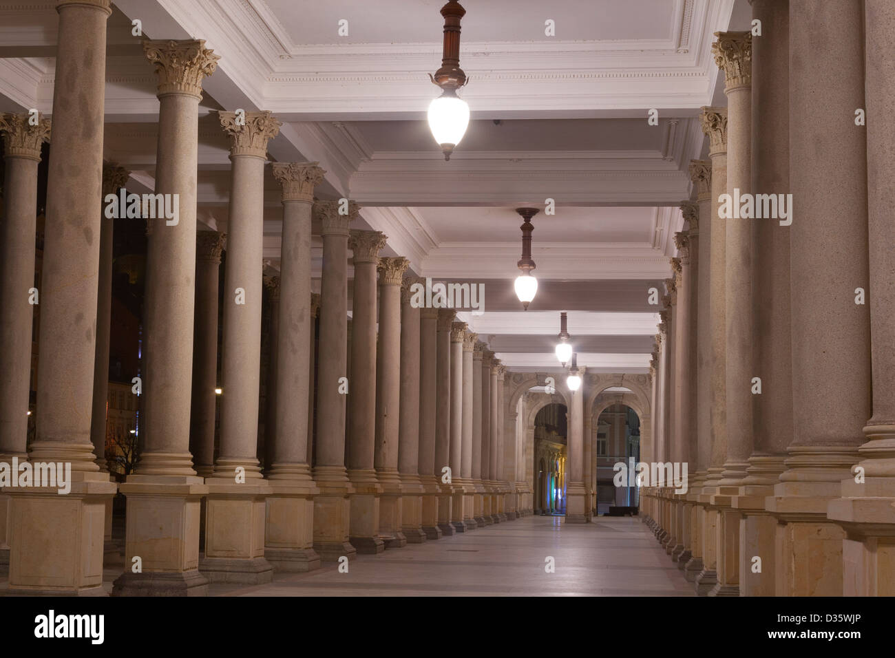 Notte Karlovy Vary colonnato, Repubblica Ceca. Foto Stock