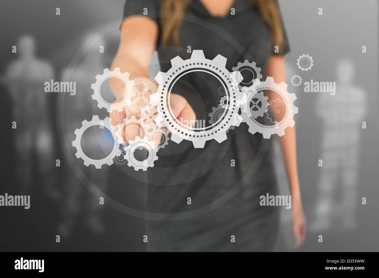 Busineswoman toccando illustrate ruote e ruote dentate Foto Stock