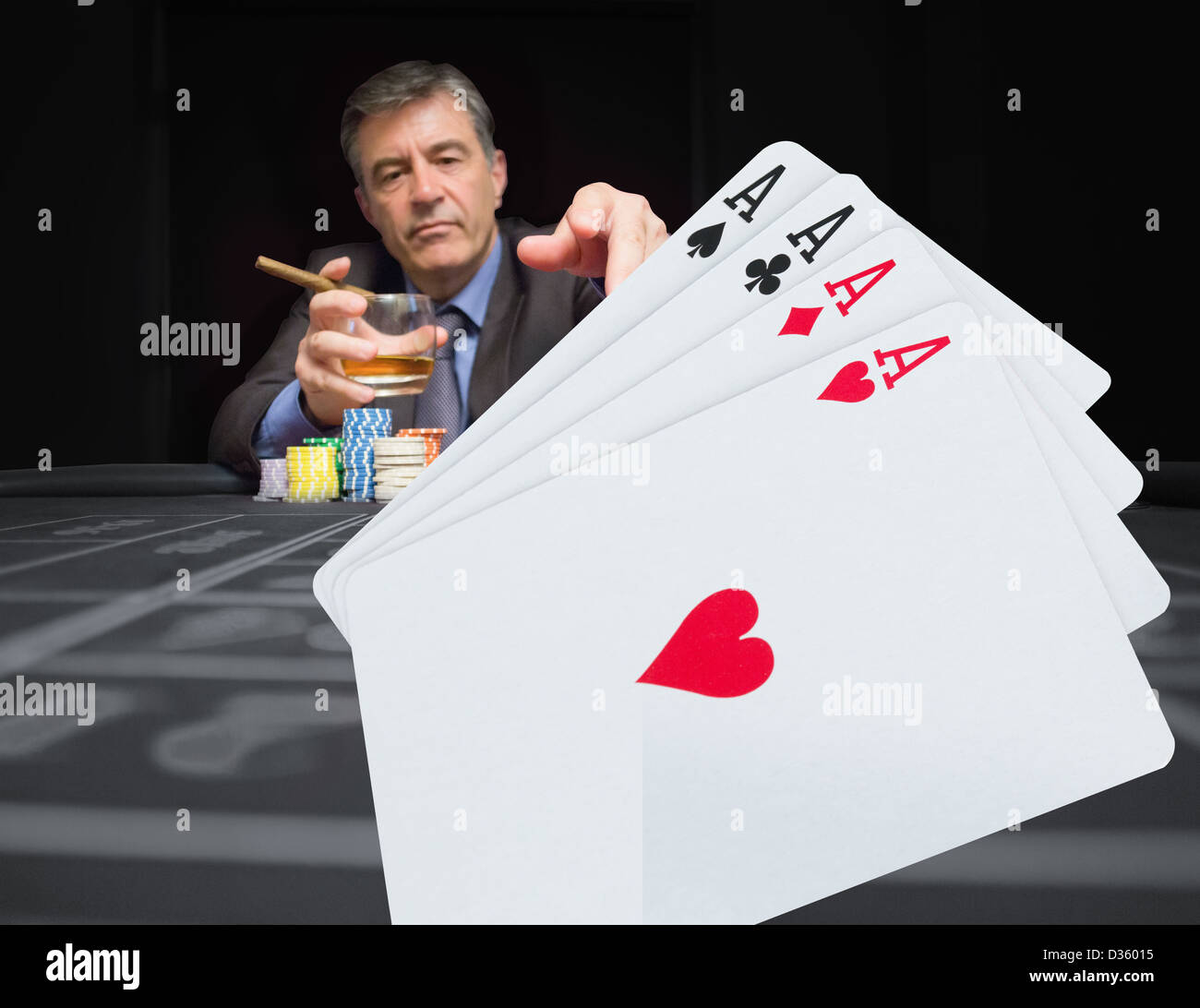 Il giocatore al tavolo del poker con mano digitale in primo piano Foto Stock