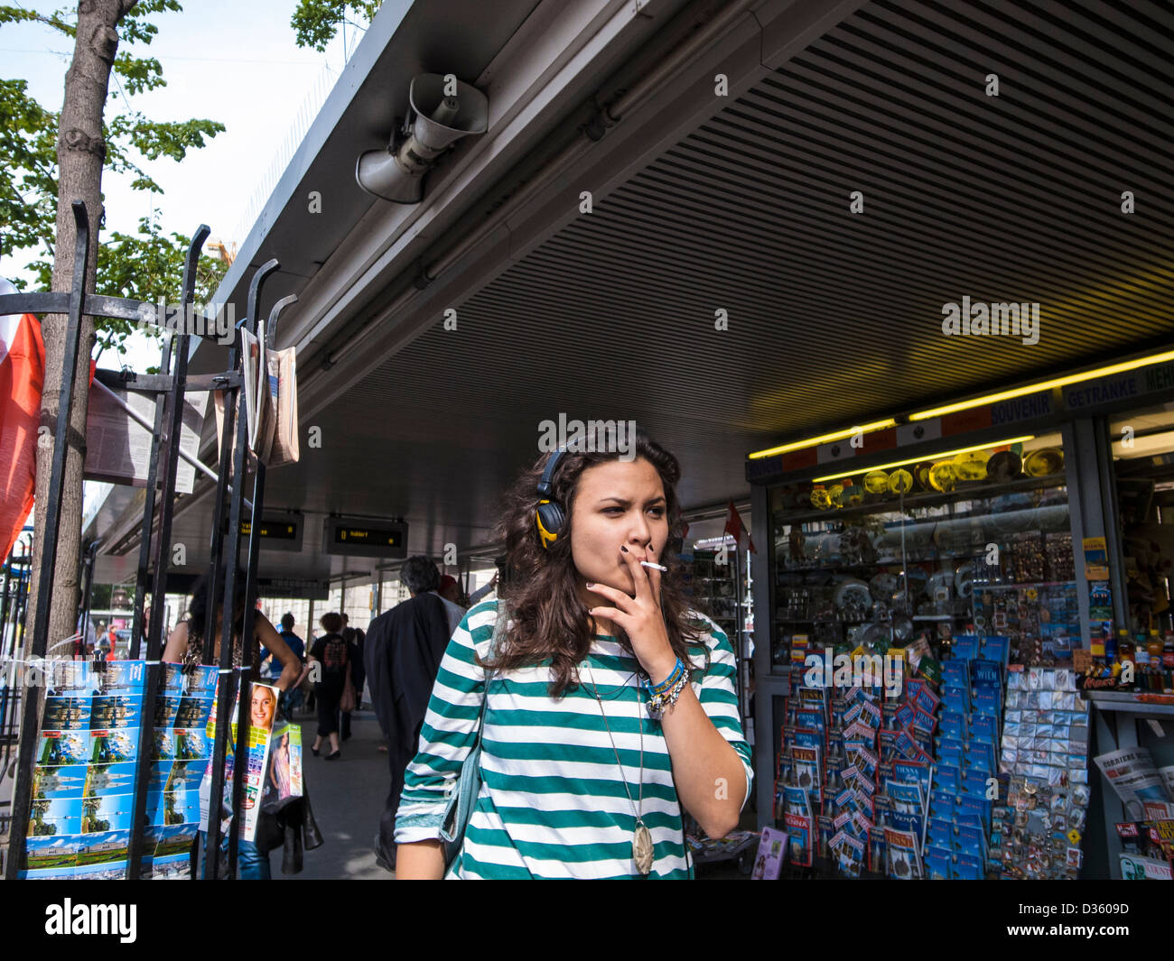 Giovane donna di fumare su una strada Foto Stock