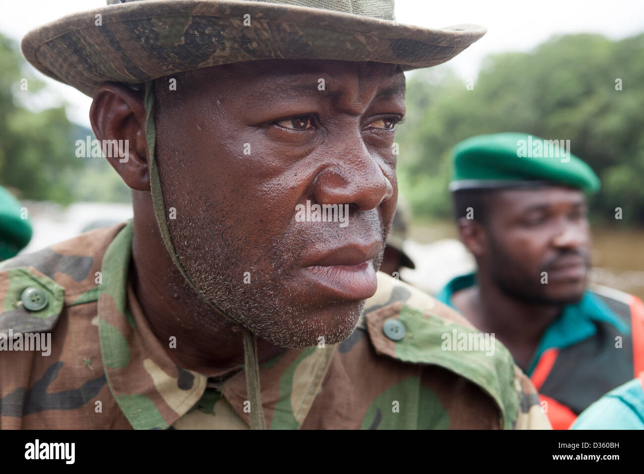 CONGO, 29 Settembre 2012: un bi-gruppo nazionale di ecoguards del Camerun e del Gabon la pattuglia Messok Dja National Park, cercando per i cacciatori di frodo. Foto Stock