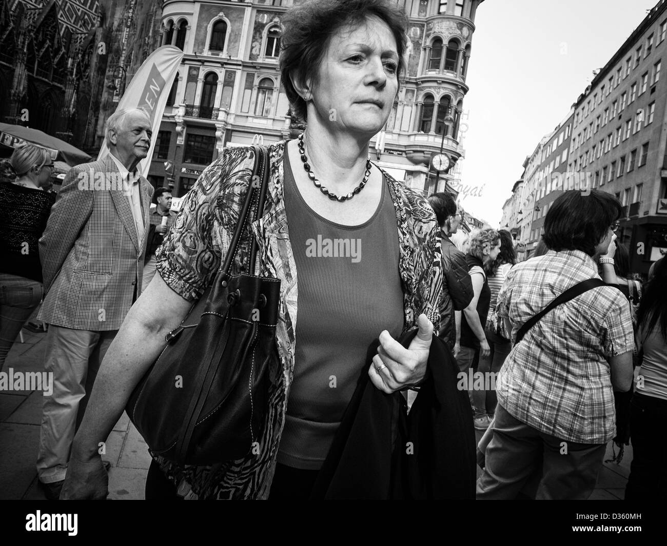Donna con la borsa nella vecchia Vienna Foto Stock