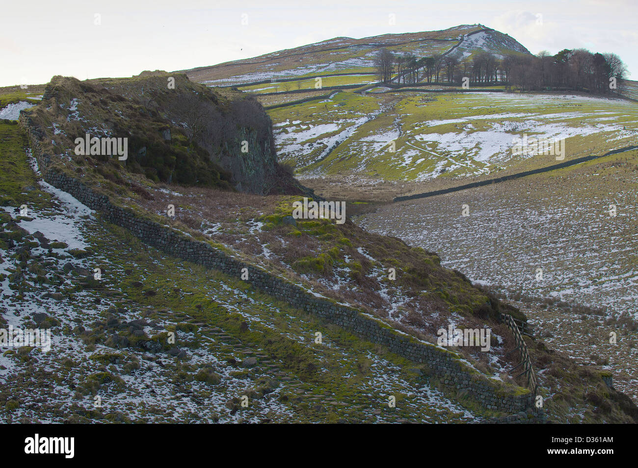 Sbucciare dirupi e acciaio Rigg, corso del Vallo di Adriano Northumbria England Regno Unito Gran Bretagna inverno Foto Stock