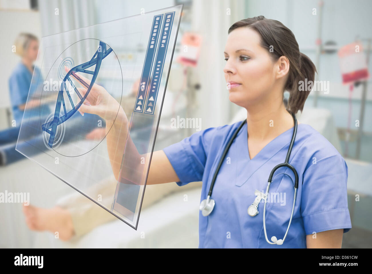 L'infermiera toccando schermo mostra blu elica di DNA dati Foto Stock