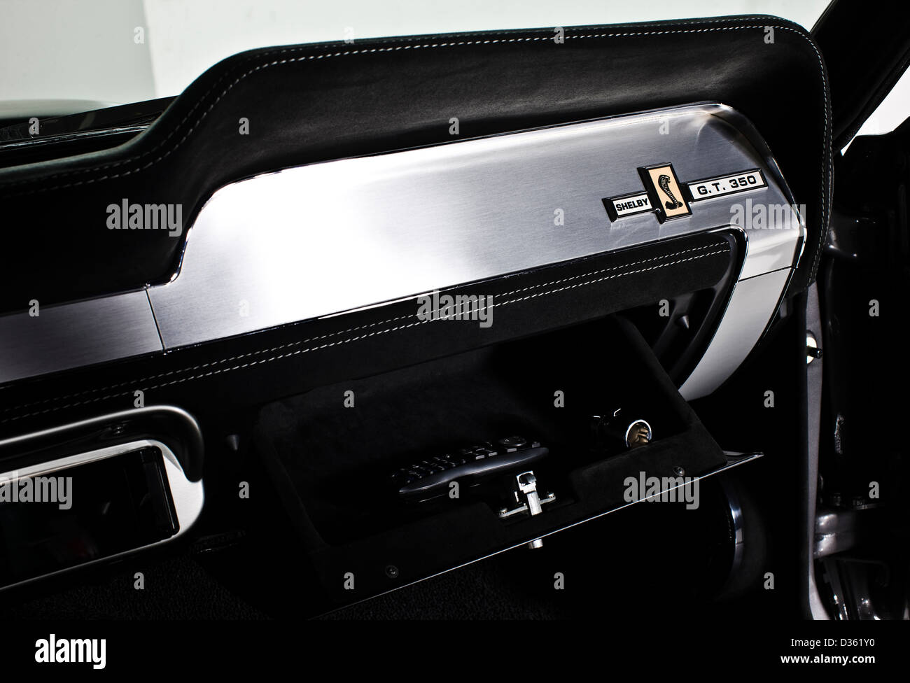Retrò classico interno, vano portaoggetti in Shelby Mustang GT350 Foto Stock