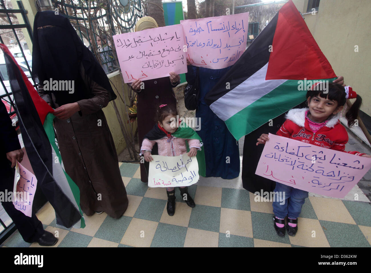 La città di Gaza, Striscia di Gaza, Territori palestinesi. Xi Febbraio 2013. Palestinesi palestinese onda le bandiere e gli striscioni durante un rally a sostegno delle elezioni palestinesi di Gaza City, su 11 Febbraio, 2013. Elettorale nei centri di registrazione aperto nella Striscia di Gaza il lunedì, il primo passo verso la holding di lungo ritardo nazionale palestinese elezioni (immagine di credito: credito: Ashraf Amra/immagini APA/ZUMAPRESS.com/Alamy Live News) Foto Stock