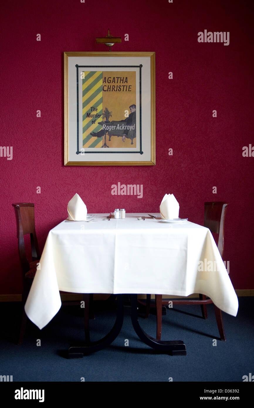 Der Speisesaal im Krimihotel in der Krimistadt Hillesheim in der Eifel. Das Hotel wurde 2005 eröffnet und erfreut sich seitdem größter Beliebtheit. Die 25 Themenzimmer reichen von James Bond, über Derrik bis hin zu Agatha Christi. Foto Stock