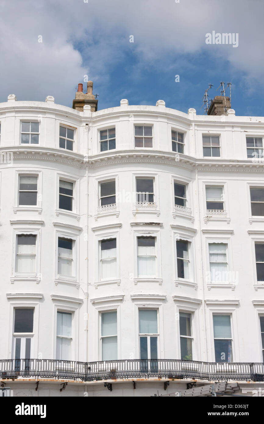 Bianco in stile regency architettura sul lungomare di Brighton, Inghilterra Foto Stock