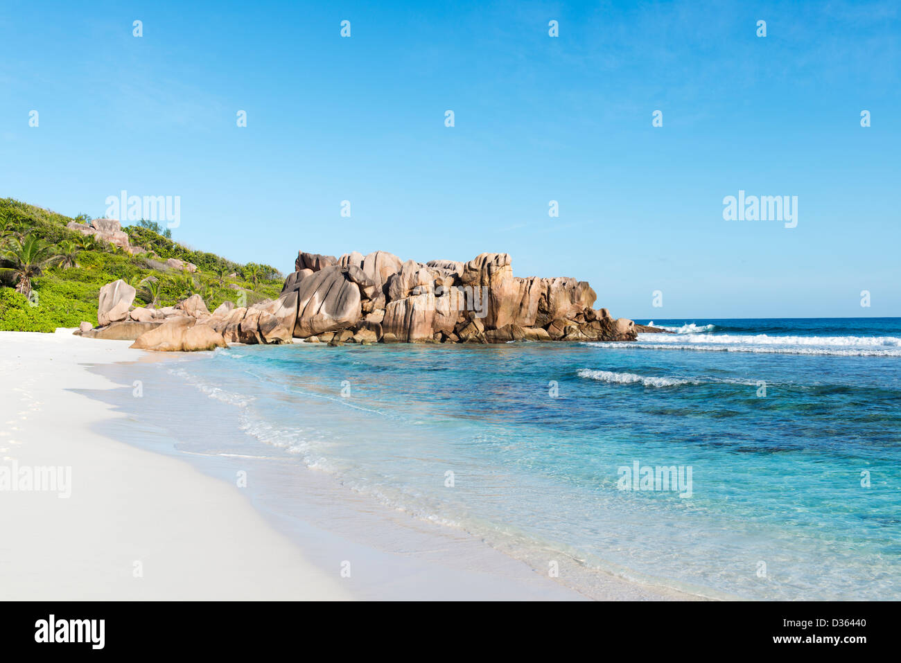 Isola vista dall'oceano, le Seychelles Foto Stock