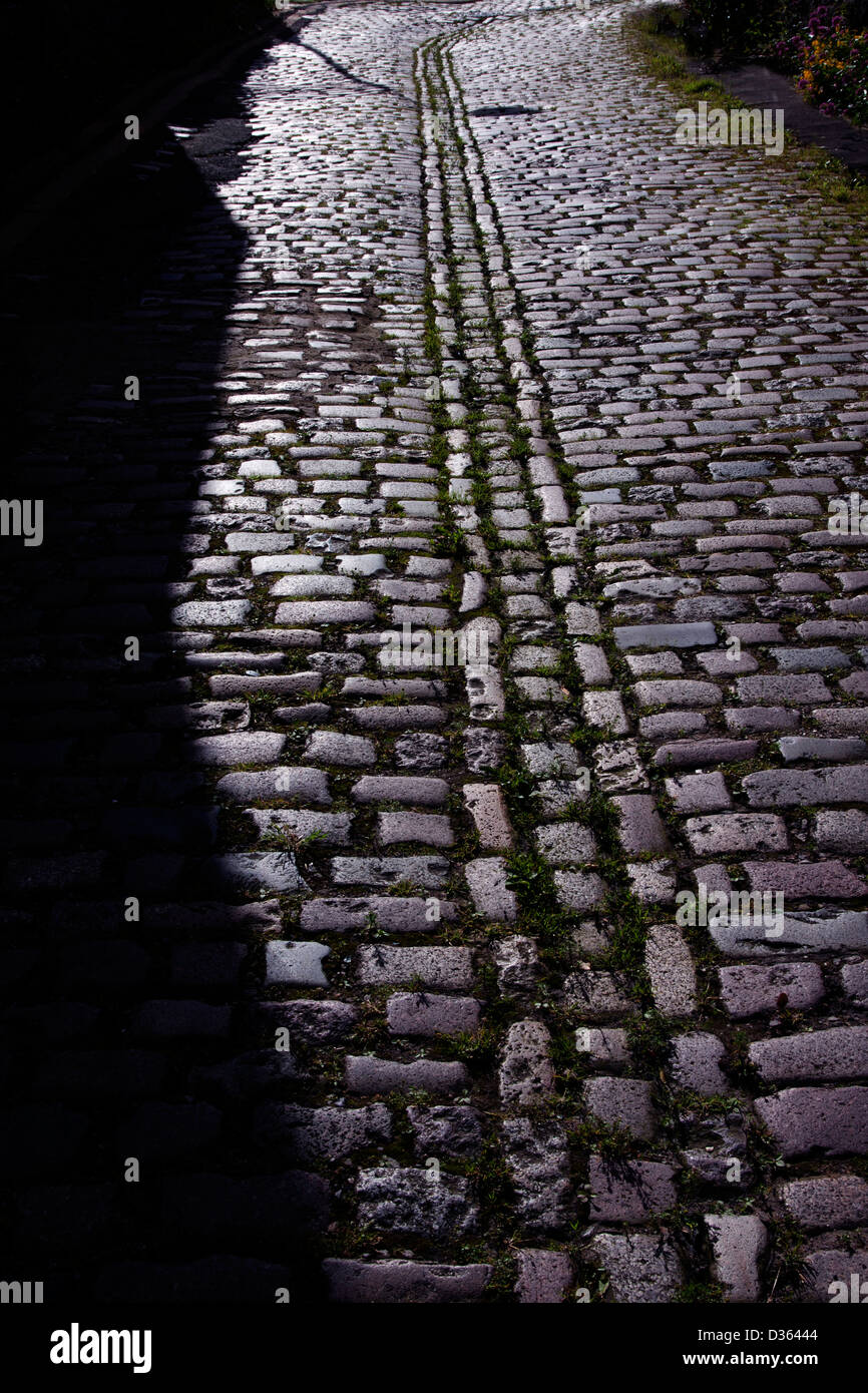 Lugubre strada di ciottoli (Sheffield, Inghilterra) Foto Stock