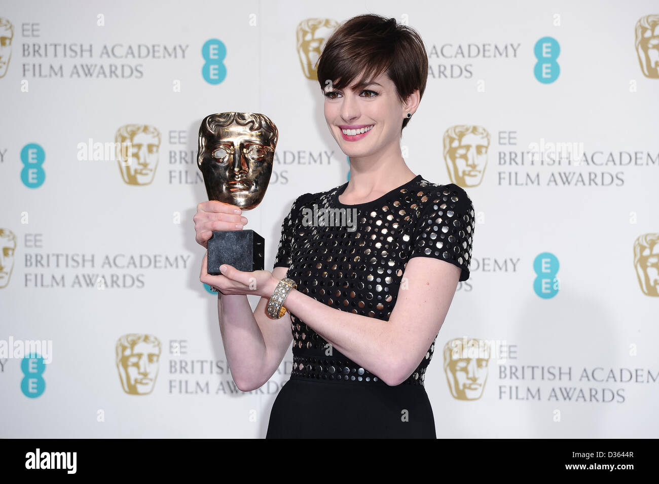 Londra, Regno Unito. Febbraio 10th, 2013. Miglior Attrice non Protagonista vincitore Anne Hathaway pone nella Sala Stampa della EE British Academy Film Awards presso la Royal Opera House il 10 febbraio 2013 a Londra, Inghilterra. Credito: London Entertainment/Alamy Live News Foto Stock