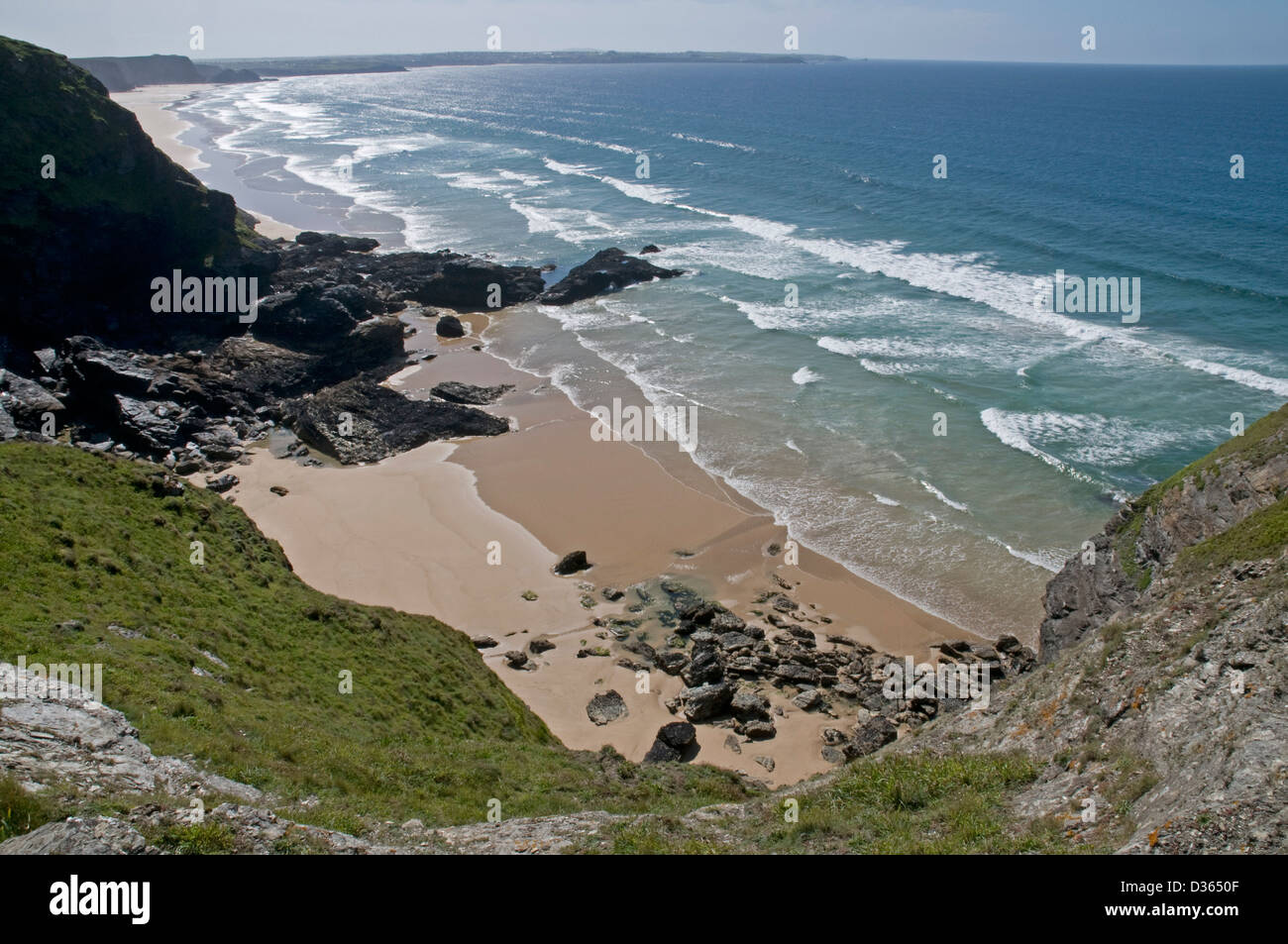 Deserta idilliaca baia sabbiosa in corrispondenza dello stelo Cove, vicino Mawgan Porth in Cornovaglia del nord della costa, guardando verso sud a Watergate Bay Foto Stock