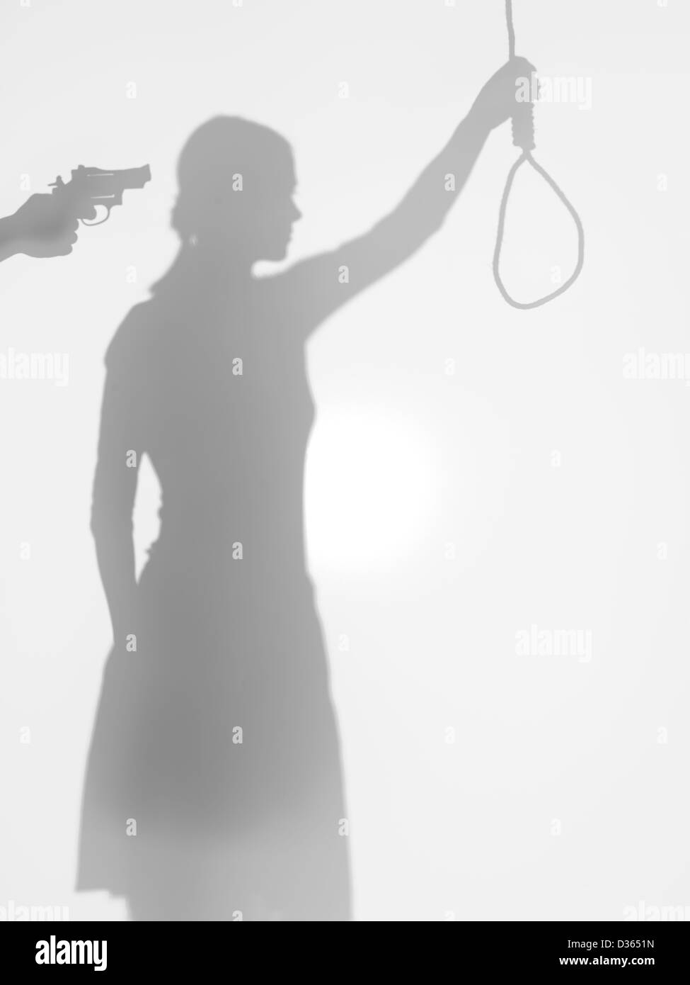 Corpo femmina silhouette tenendo una corda a strangolo mentre beeing minacciato con una pistola, dietro una superficie diffusa Foto Stock