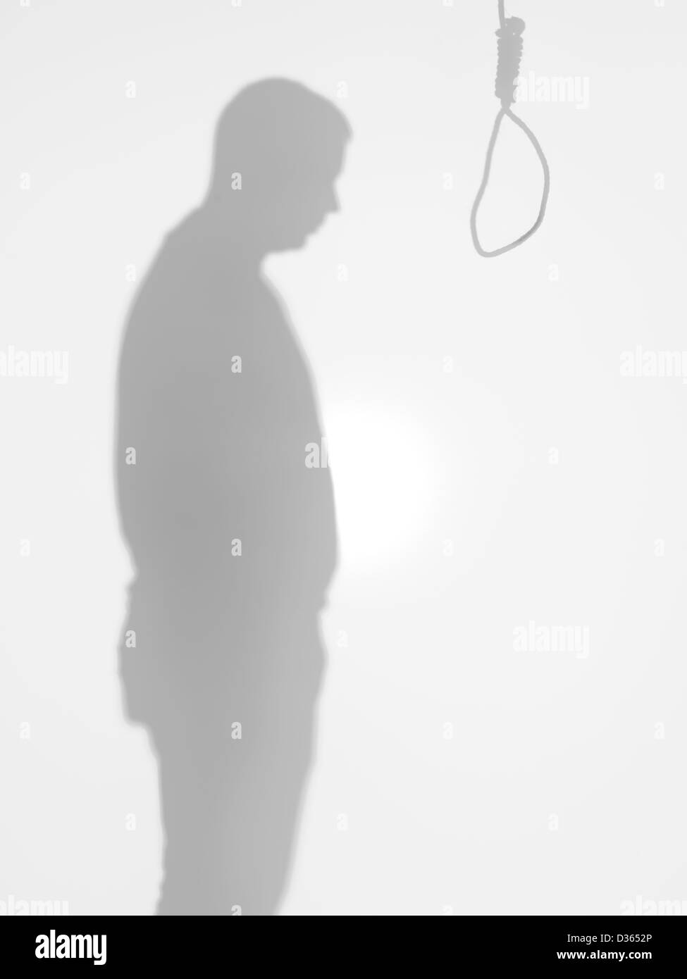 Corpo maschio silhouette in piedi di fronte ad una corda appesa di suicidarsi, dietro una superficie diffusa Foto Stock