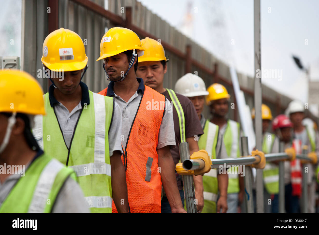 I lavoratori migranti sul sito di costruzione della Marina Bay Sands Resort di Singapore 2009 Foto Stock