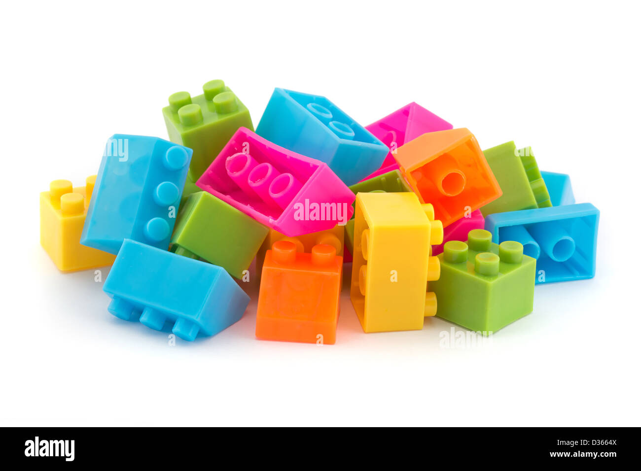 Piccolo mucchio di coloratissimi childrens mattoni di edificio su bianco Foto Stock