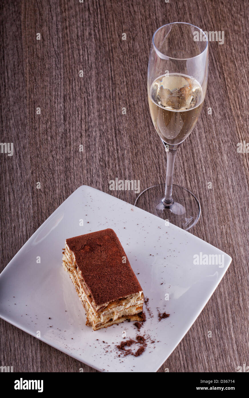 Una fetta di torta e un calice di vino bianco Foto Stock