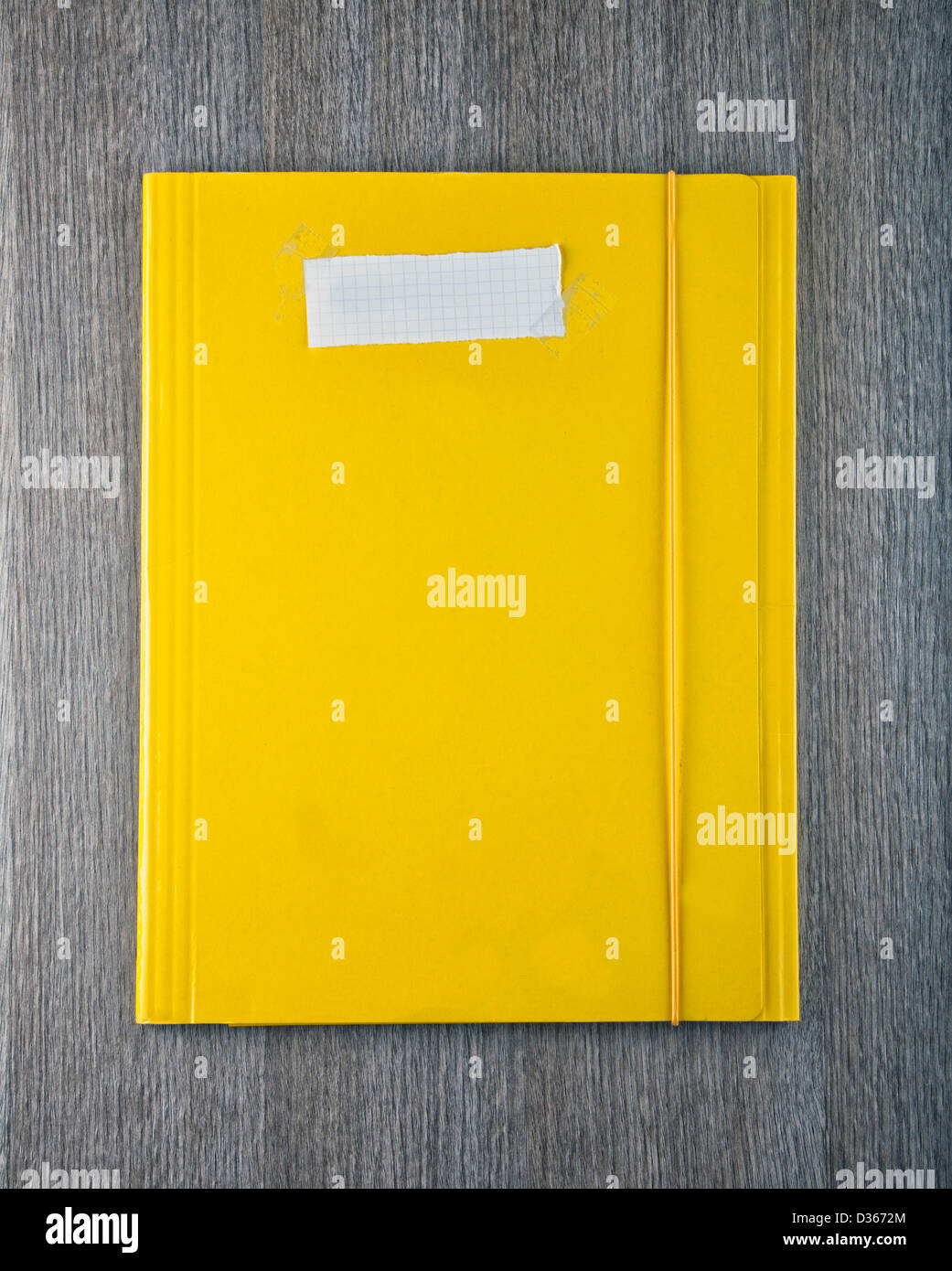 Una cartella gialla con bianca vuota etichetta di carta Foto Stock