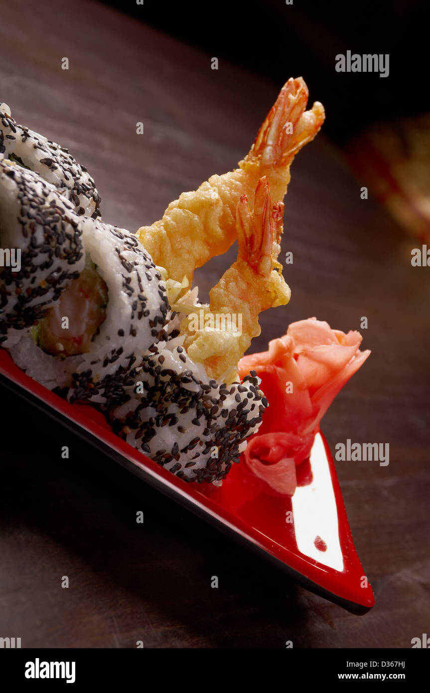 I sushi giapponesi La cucina con gamberi tradizionale cibo giapponese.Rotolo di salmone Foto Stock
