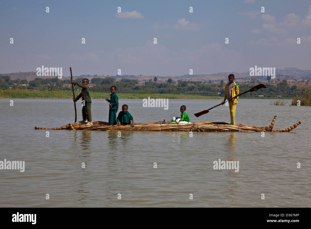 Bambini locali canottaggio un Tankwa (Papiro barca sul Lago Tana, Etiopia Foto Stock