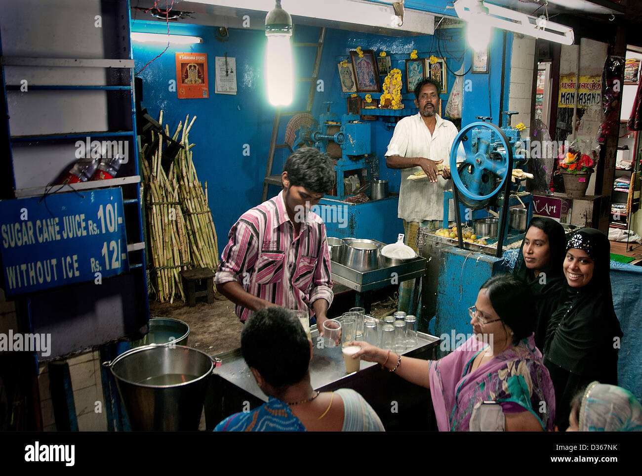 Bazaar centro vecchio mercato Chennai ( Madras ) India Tamil Nadu venditore di succo di canna da zucchero bevanda popolare in India Foto Stock