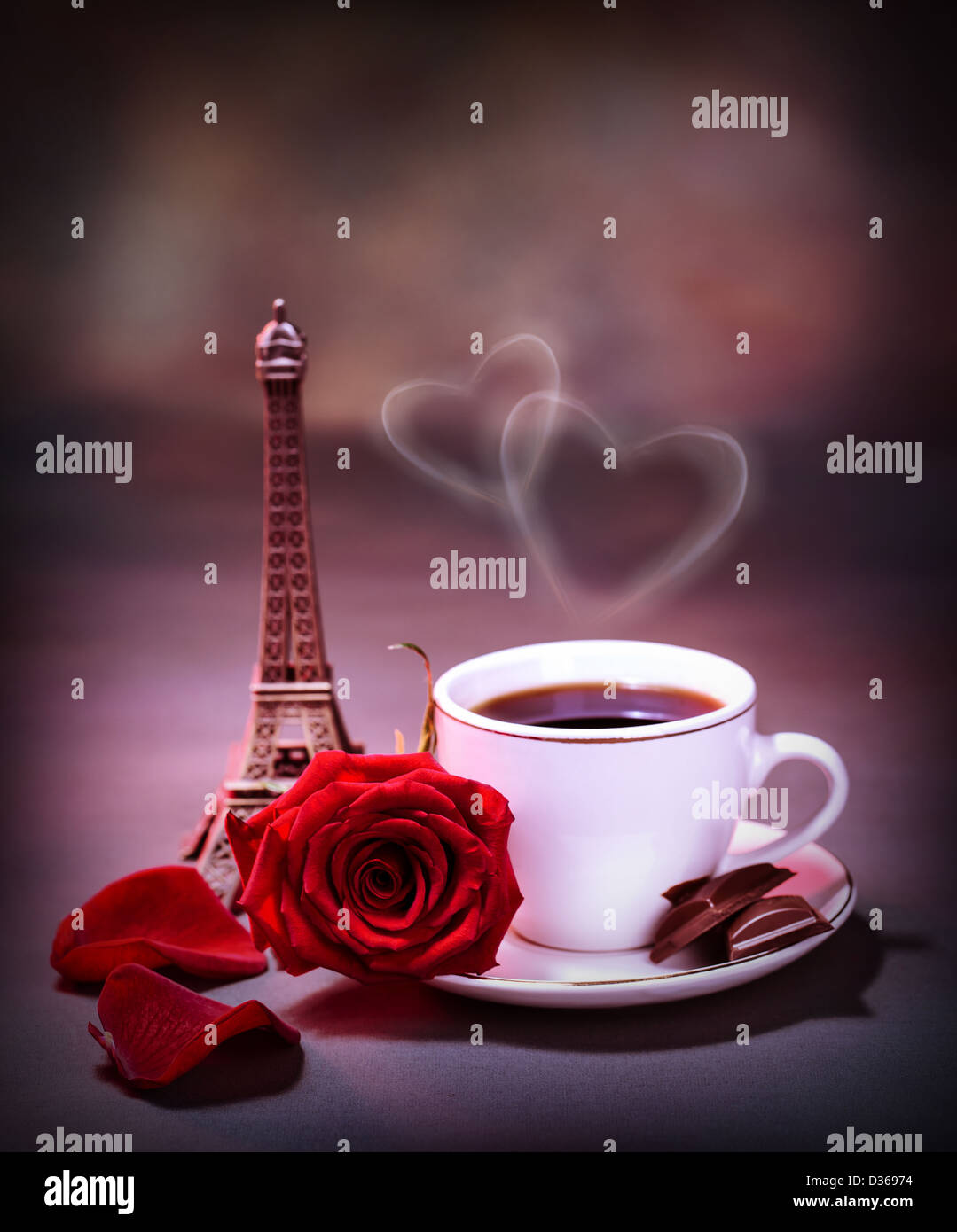 Immagine della tazza bianca con caffè e cioccolato decorato con una rosa rossa sul tavolo a Parigi, una romantica luna di miele Foto Stock