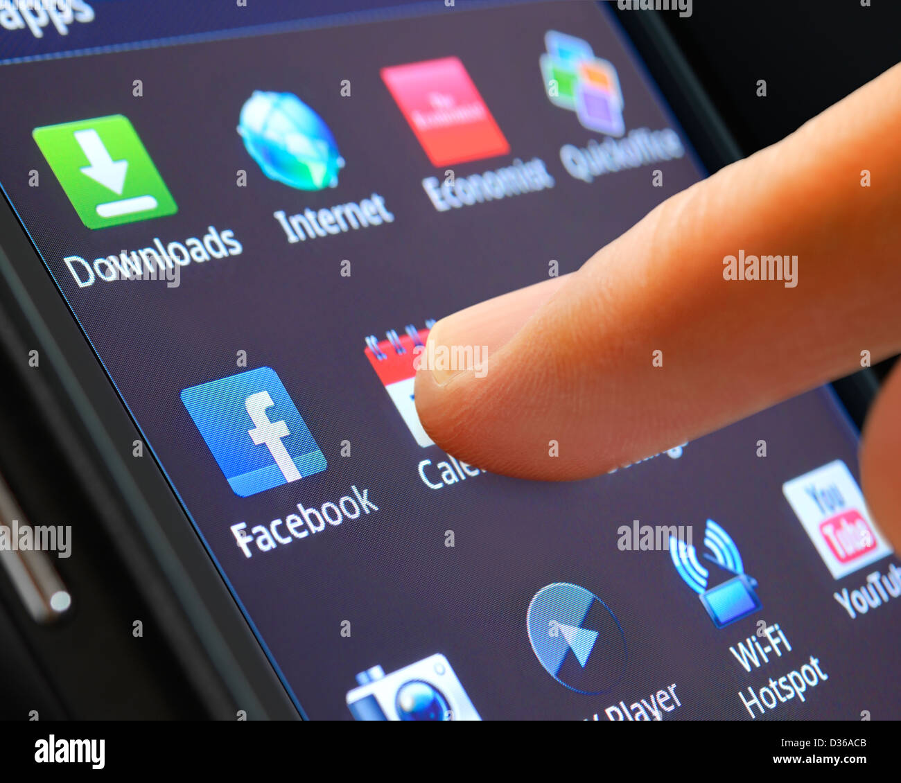 App per smartphone essendo selezionato su un touchscreen, vicino. Foto Stock
