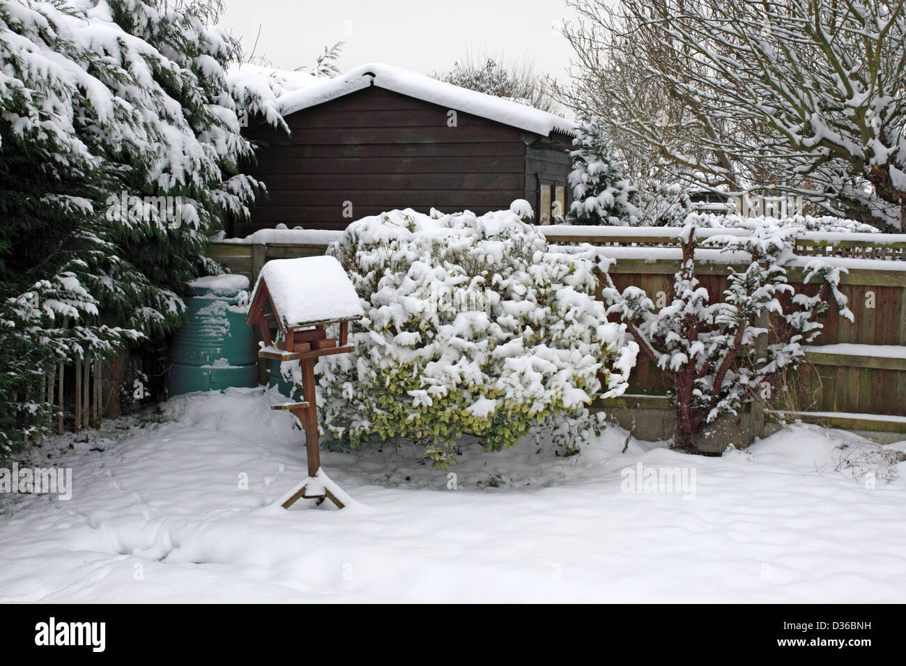 Coperta di neve RURAL GIARDINO SUL RETRO. Regno Unito. Foto Stock