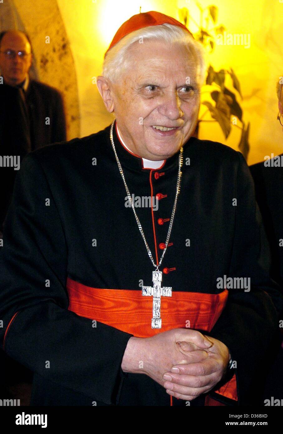 (Dpa file) - Tedesco il cardinale Joseph Ratzinger nella foto a Regensburg, Germania, 15 gennaio 2004. Ratzinger è stato eletto il nuovo papa il Martedì, 19 aprile 2005, naming stesso Benedetto XVI. Foto Stock