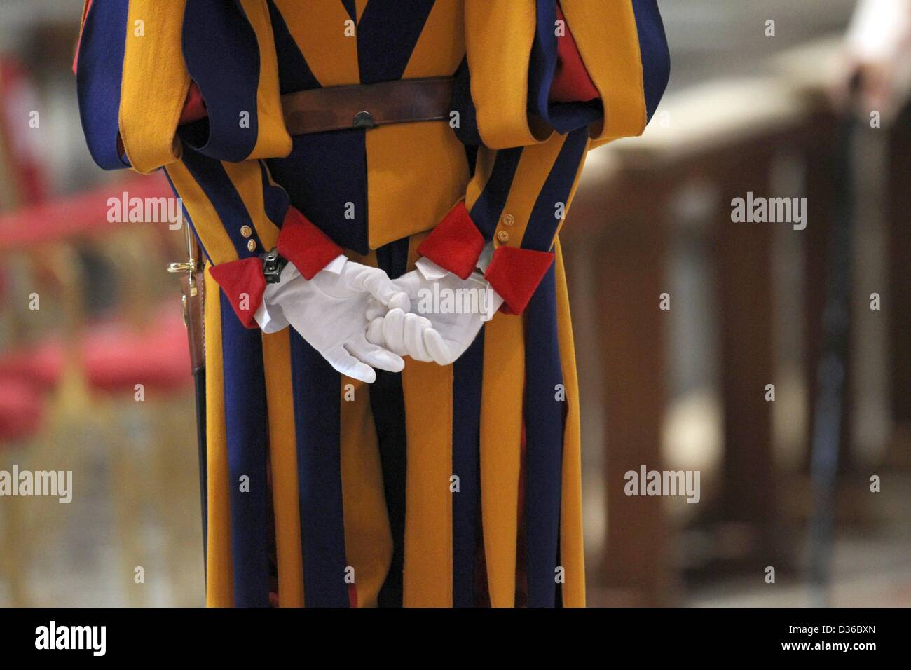 Una guardia svizzera è visto durante una messa nella basilica di San Pietro in Vaticano il 19 febbraio 2012. Papa Benedetto XVI ha creato 22 nuovi cardinali in occasione di una cerimonia che si terrà il 18 febbraio 2012. Foto: Karl-Josef Hildenbrand Foto Stock