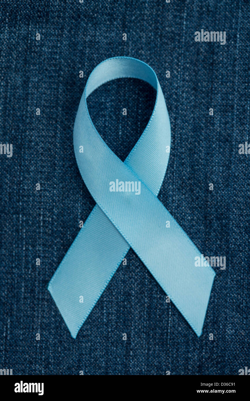 Nastro di colore blu per il cancro della prostata di sensibilizzazione su demin Foto Stock