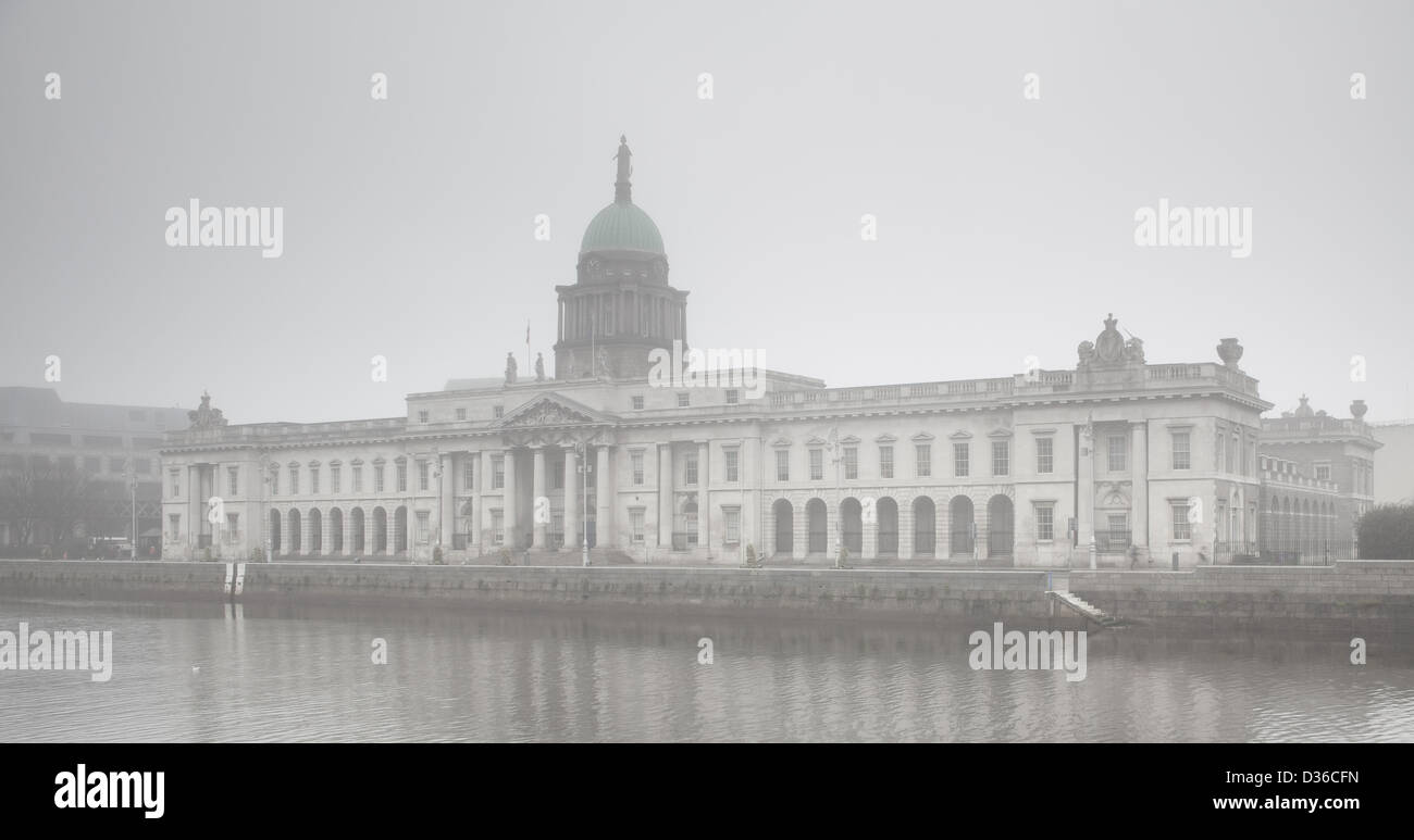 Una vista di Custom House nella nebbia Foto Stock