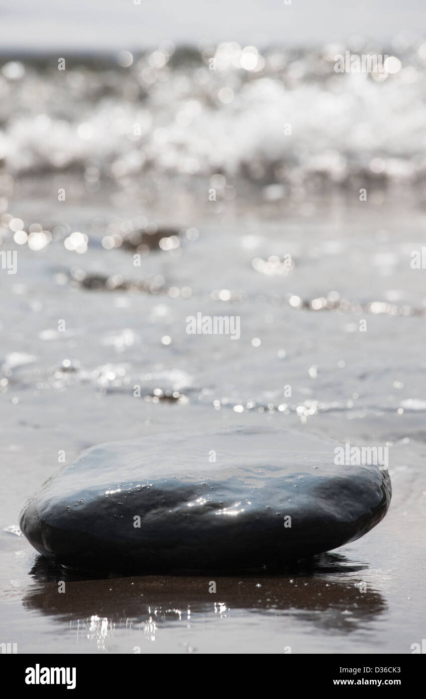 Wave Rock in avvicinamento sulla riva Dorset, Inghilterra Foto Stock