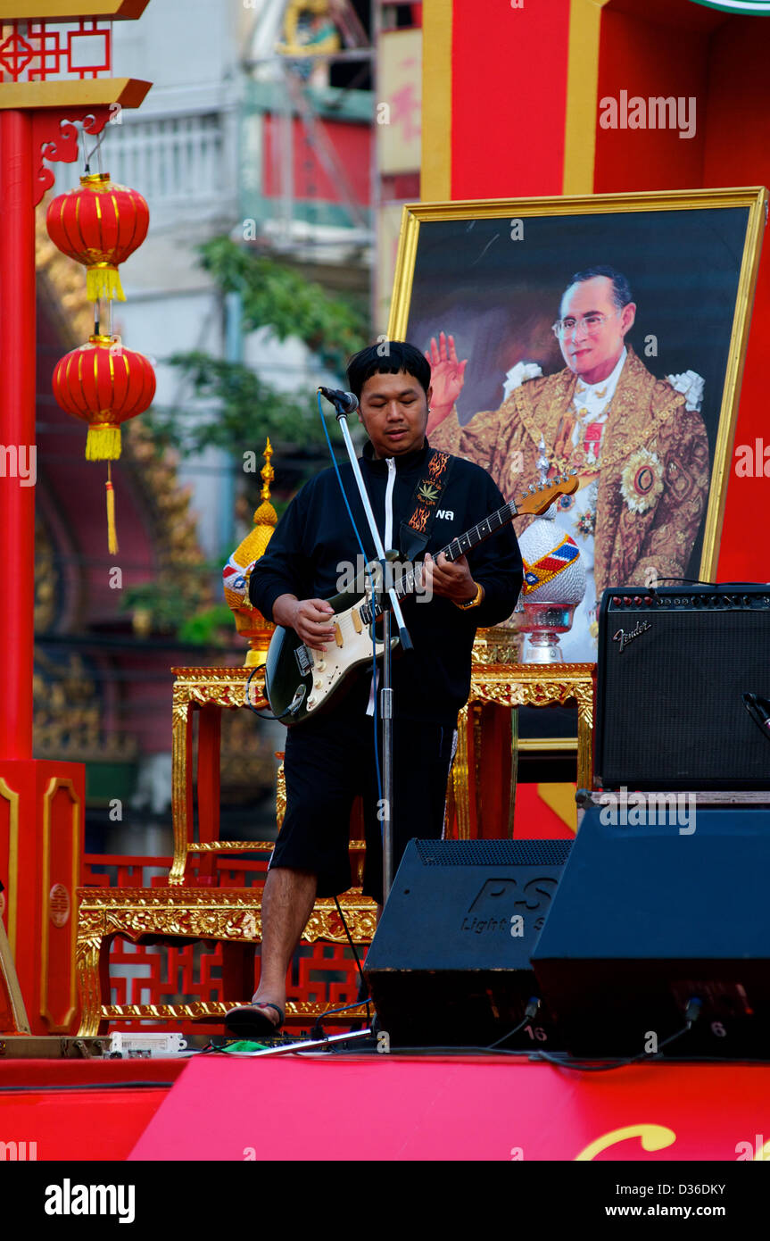 Bangkok, Thailandia Xi Febbraio 2013. Thai chitarrista mantiene la festa w/ Rama 9, il Re Tailandese, dietro di lui al nuovo anno cinese festival, Bangkok Credito: Kraig Lieb / Alamy Live News Foto Stock
