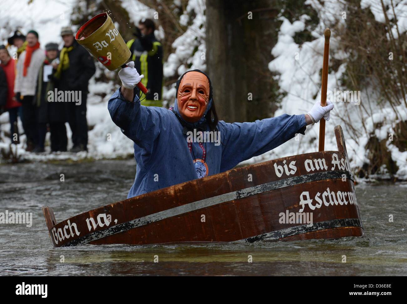 Peter Sauer vele giù il fiume Shiltach durante il tradizionale carnevale Da-Bach-na-Fahrt in Schramberg, Germania, 11 febbraio 2013. 41 partecipanti hanno preso parte a 400 metri lungo corso con le loro barche a vasca. Foto: Patrick Seeger/dpa/Alamy Live News Foto Stock