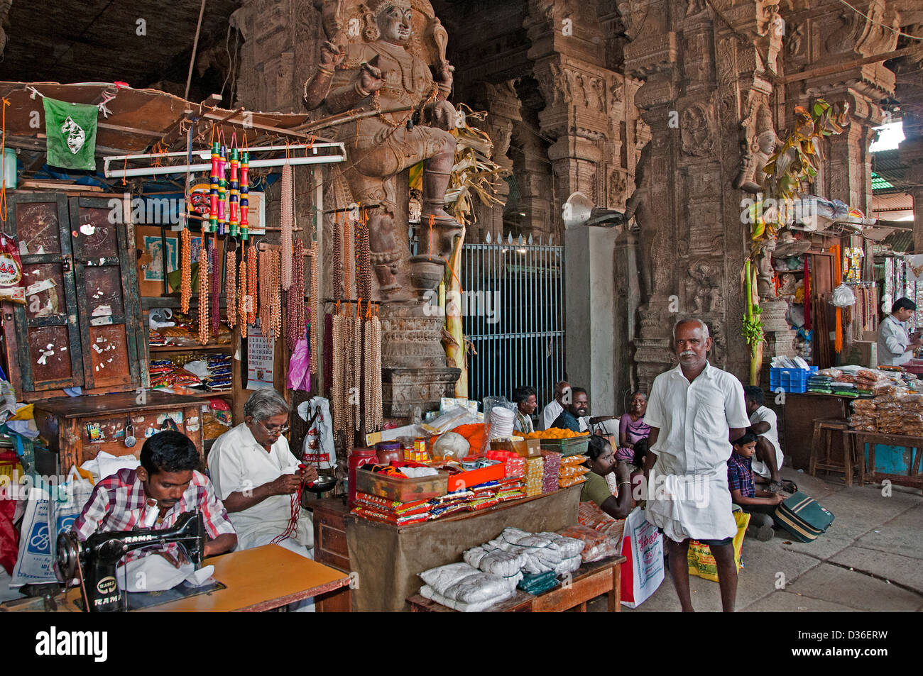 Sarto di fronte al Sri Meenakshi Amman Tempio di Madurai India indiano del Tamil Nadu Centro Città Foto Stock