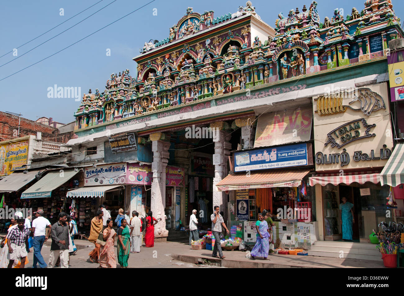 Mercato dei sarti di fronte al Sri Meenakshi Amman Tempio di Madurai India indiano del Tamil Nadu Centro Città Foto Stock