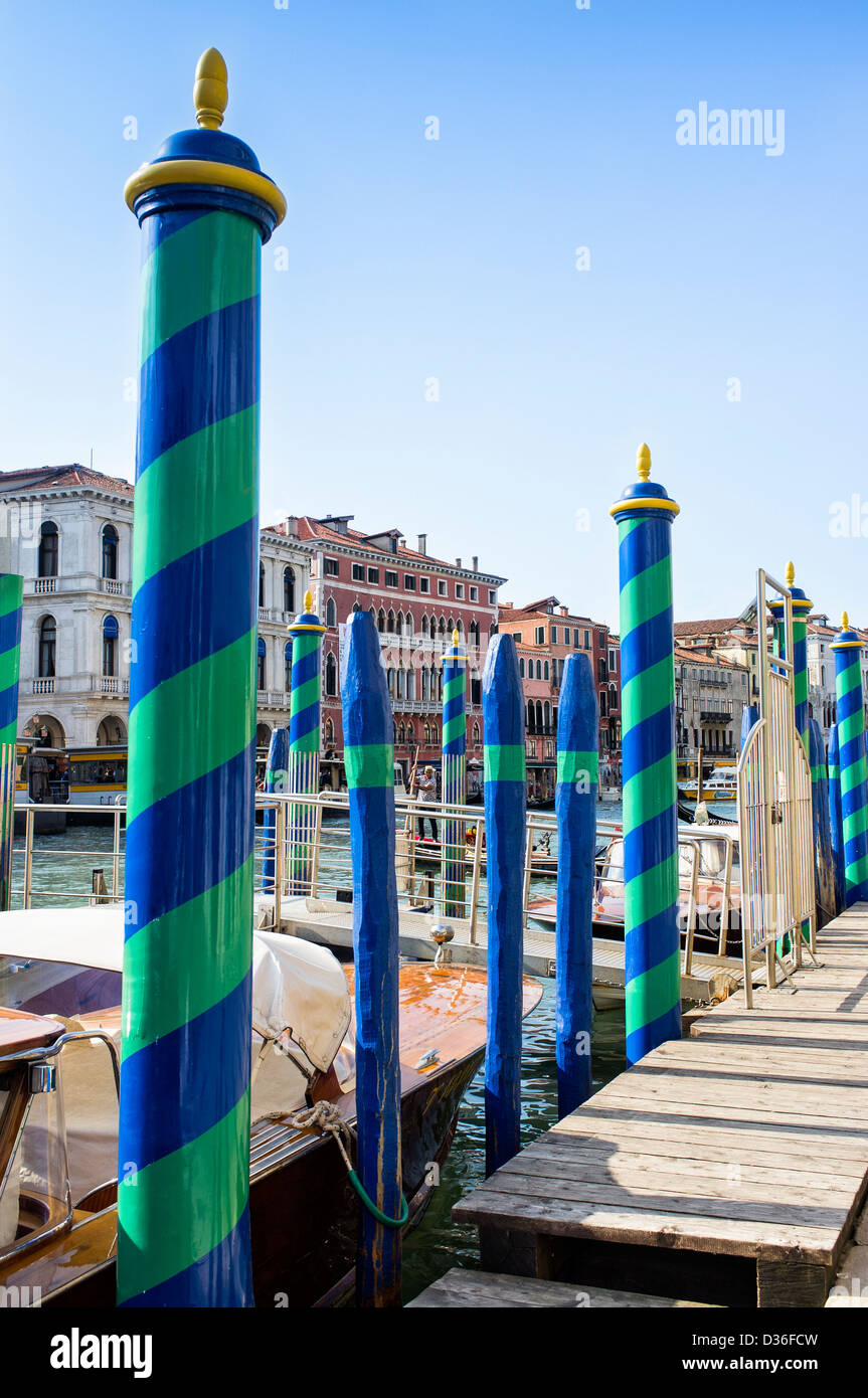 Dipinto di posti di ormeggio sul Canal Grande a Fondamenta Vin castello nei pressi del Ponte di Rialto Venezia Foto Stock