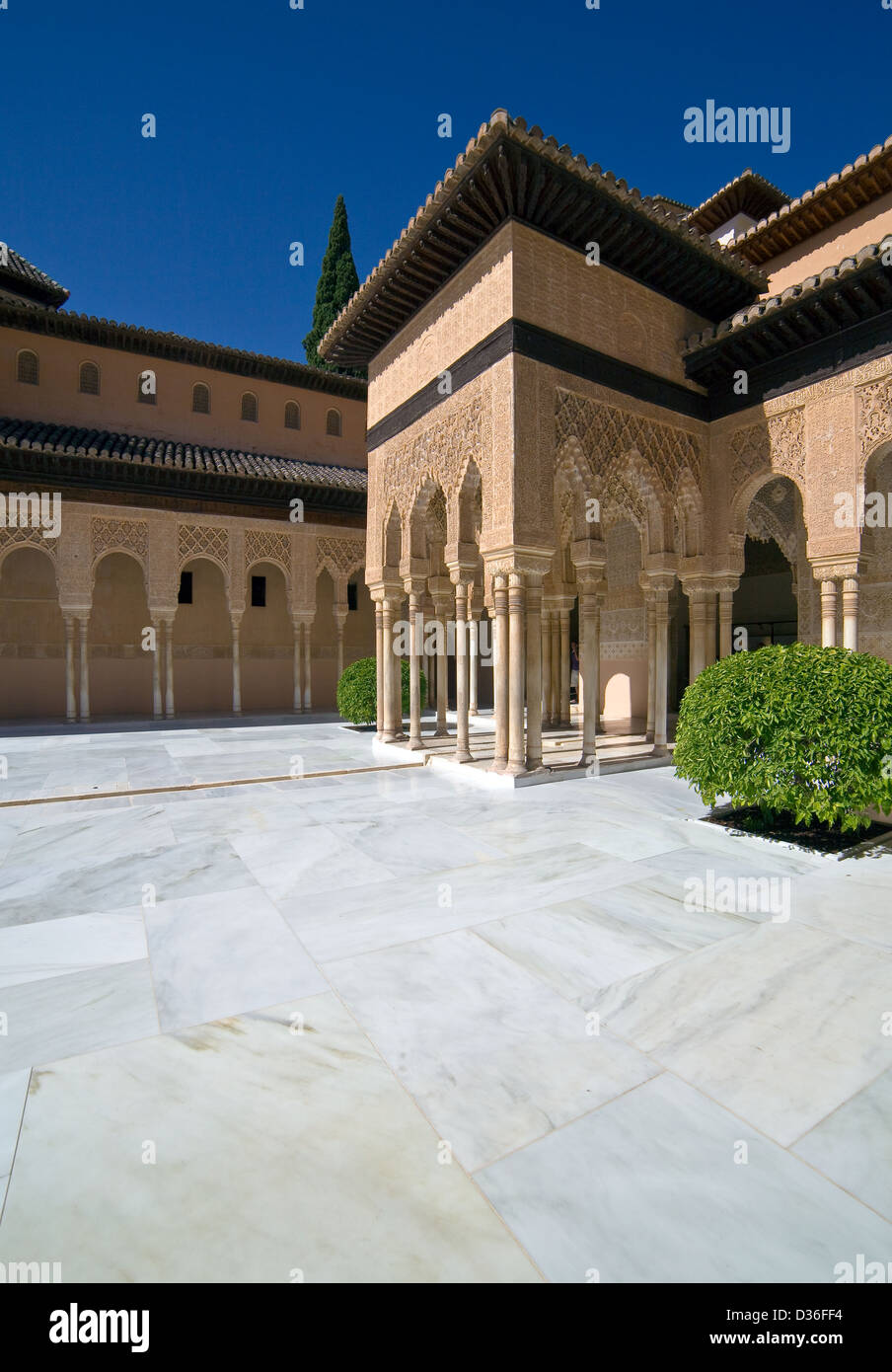 Le colonne in marmo e archi che circondano il cortile del Palazzo dei Lions nell'Alhambra di Granada, Andalusia, Spagna Foto Stock